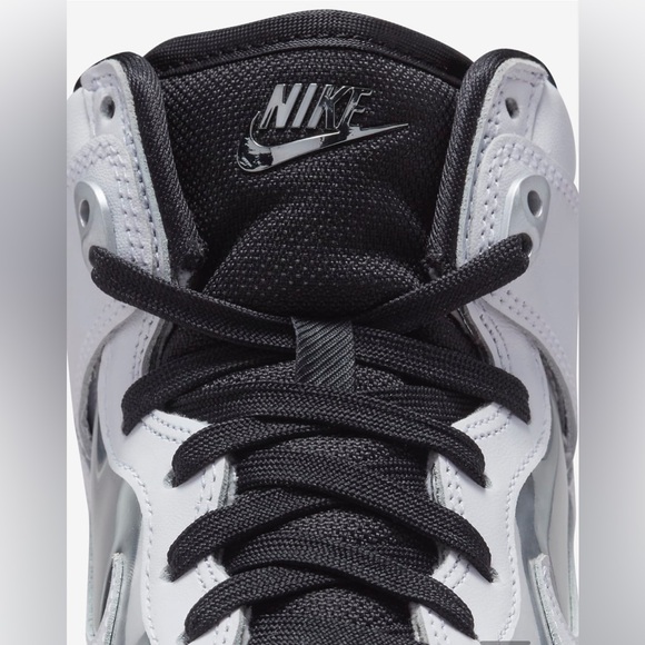 *NWT * Nike Dunks SE in White/ Metallic Silver - Picture 5 of 10